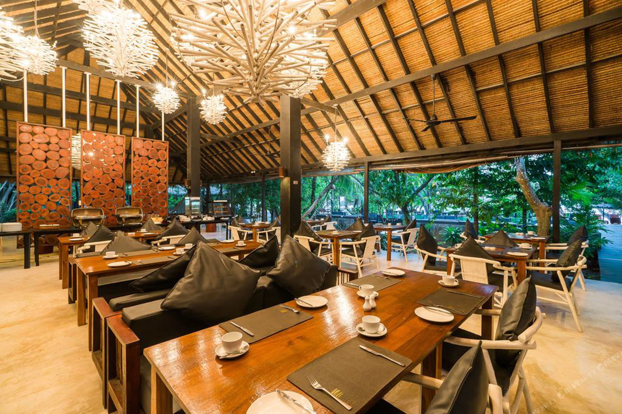 ร้านอาหารริมทะเลหลังคามุงจาก โต๊ะไม้ บรรยากาศเปิดโล่ง