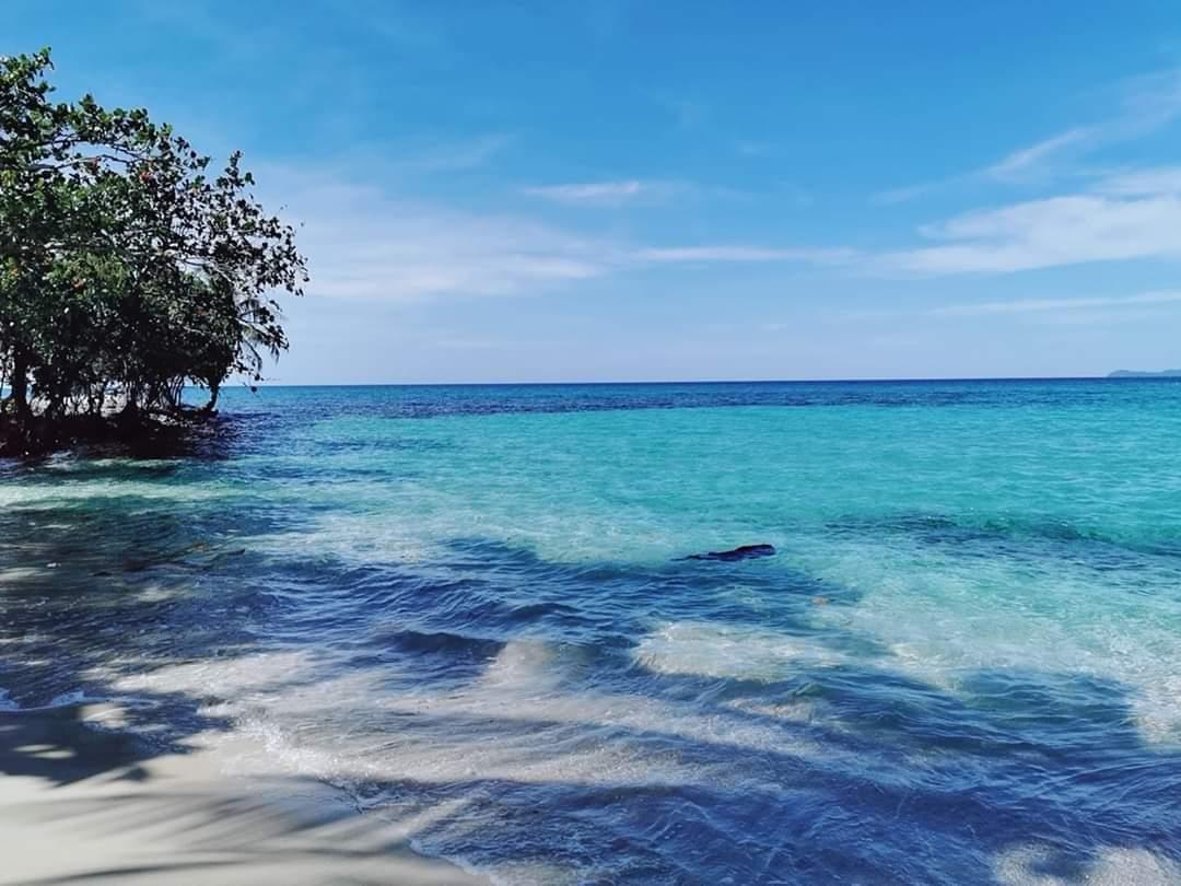หาดอ่าวตะเภาหน้า Koh Kood Cabana น้ำทะเลใสสีเขียวมรกต