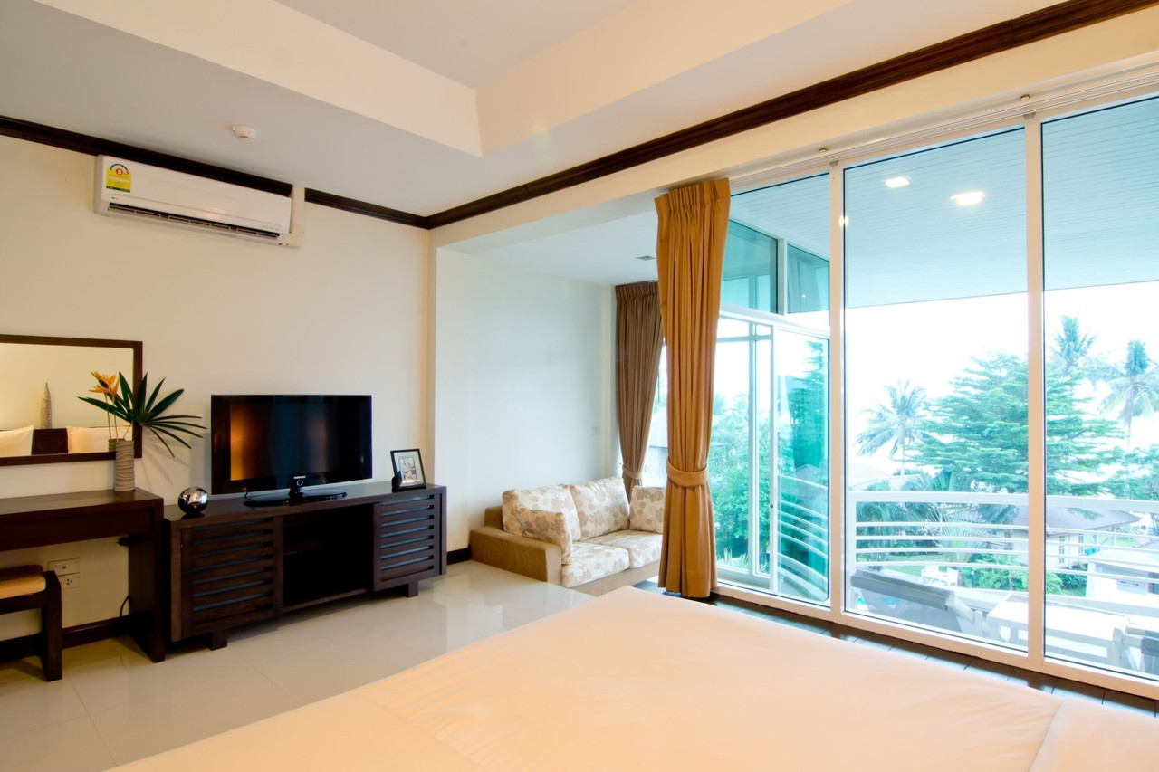 ห้องวิวทะเลตึกใหม่ กระจกบานใหญ่ มองออกไปเห็นสวนและทะเล