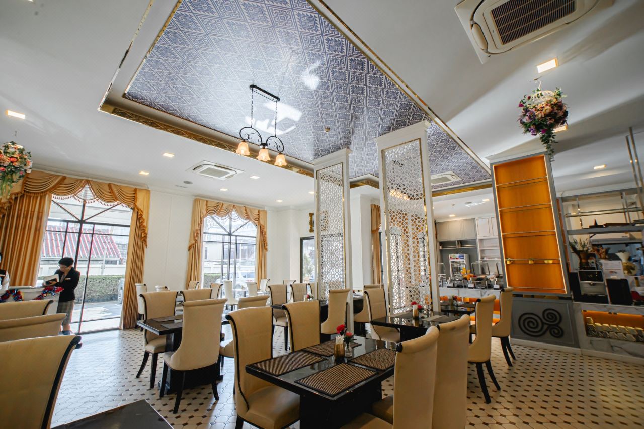 ร้านอาหาร Blue Silk ในโรงแรม ตกแต่งโทนทองอบอุ่น