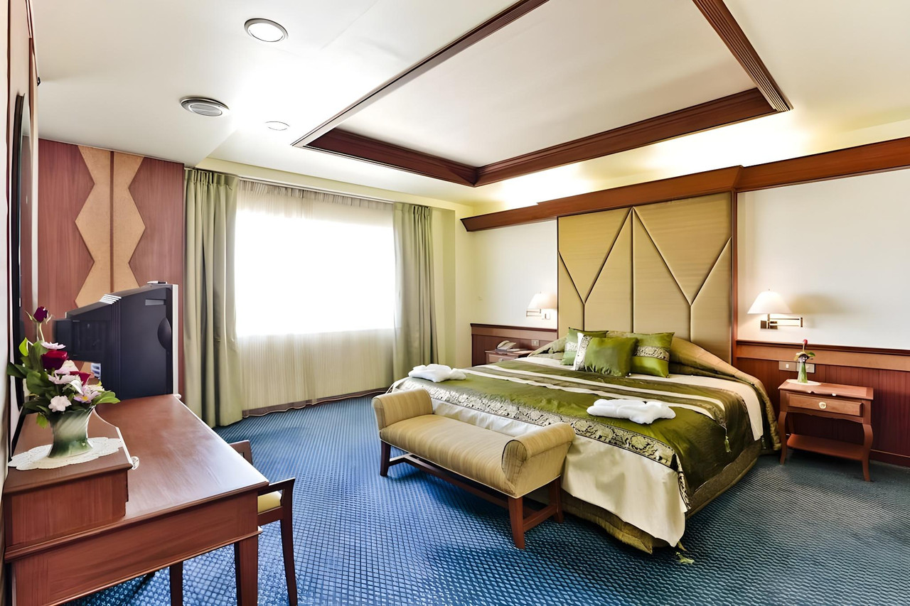 ห้อง Suite ของ Charoen Hotel Udonthani โทนเขียว พรมน้ำเงิน