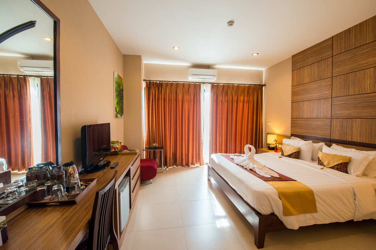 ห้อง Deluxe ของ The Pannarai Hotel Udonthani พร้อมระเบียงและเตียงคิงไซส์