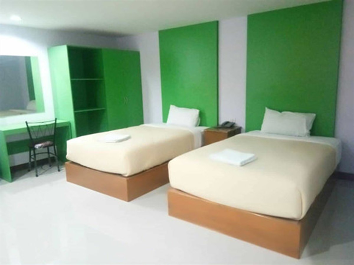 ห้องพักเตียงแฝดผนังสีเขียว Thanakorn Garden Hotel