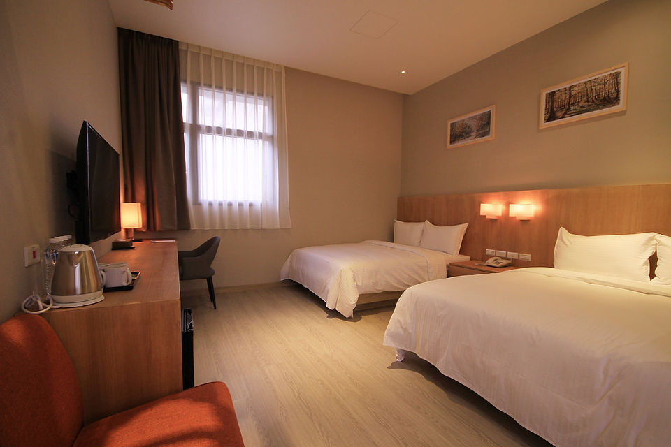ห้องสี่คนขนาดกว้าง มีโทรทัศน์และโต๊ะทำงาน Hangkhau Hotel